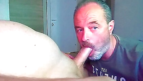 Sexy chick fucks with a slutty fuck machin witnes