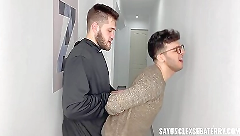 Sexy young libertinil niki shows off her feet