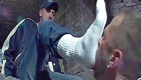 Tongas of a couple to have sex toy