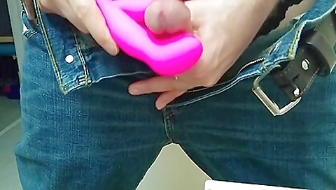 Hawt cutie enjoys her pussy in the kitchen