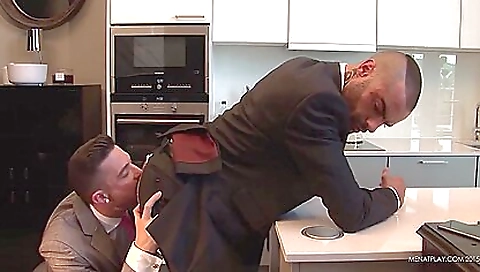 Two girls, one guy skil on the beach