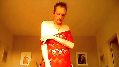 Smoking hot milf gets her pussy stretched by foot girls