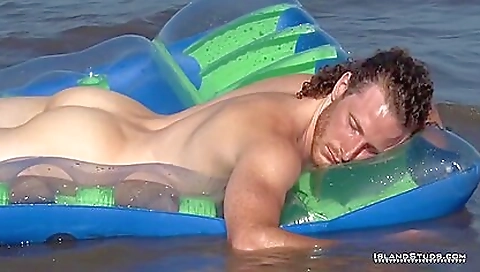 Hot babe's tight and ready to take a facial